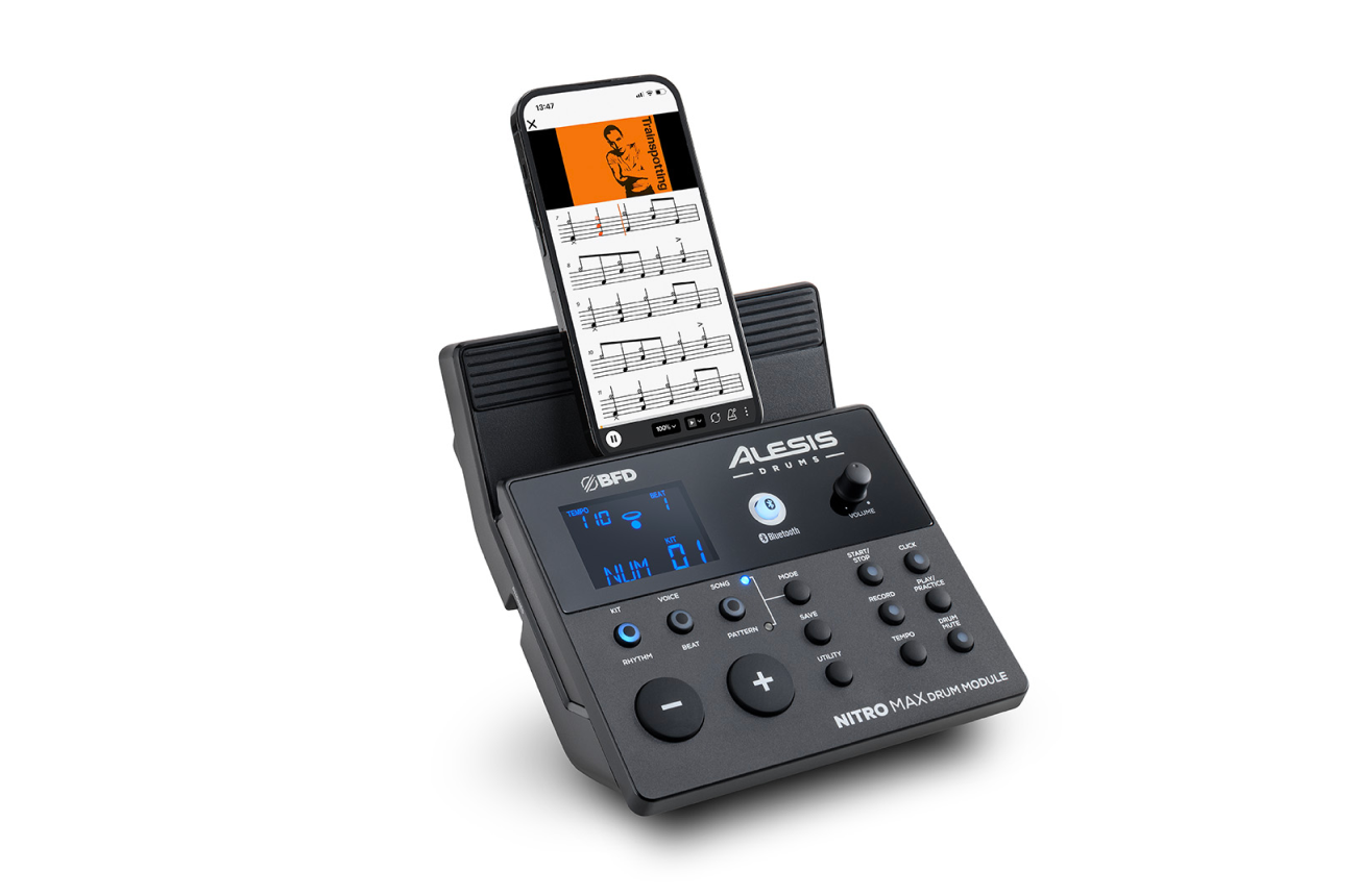 Alesis Nitro Max eletromos dob dobmoduljának képe egy telefonnal összekapcsolva